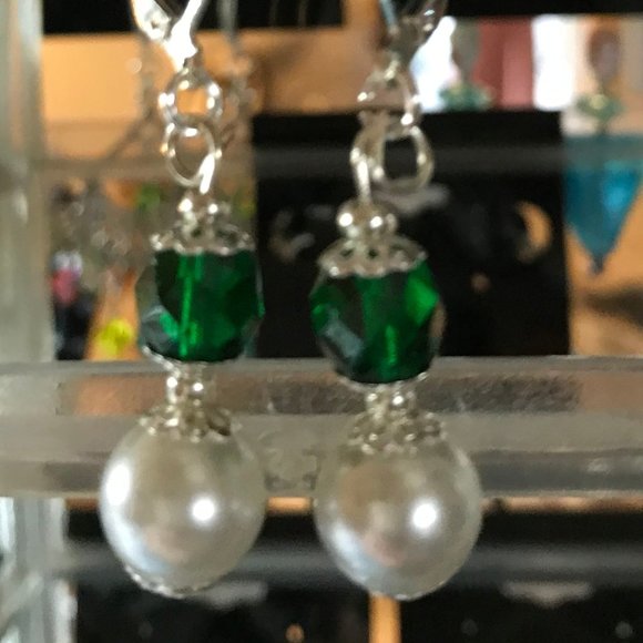 Designs by Dee Dee Jewelry - Pearl Drop Earrings
